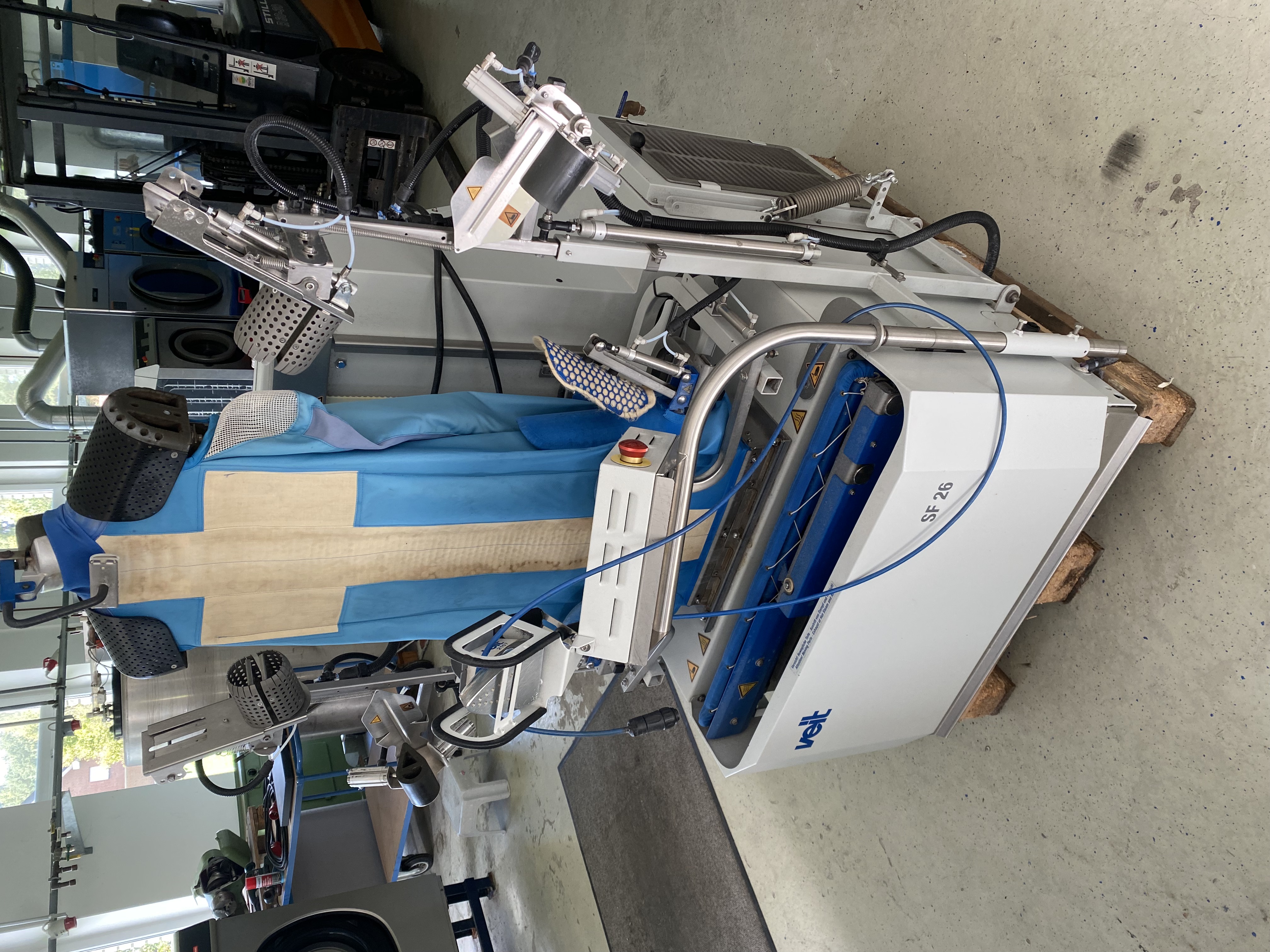 Veit SF26 SL Hemdenfinisher, dampfbeheizt, mit Touch-Steuerung, gebraucht