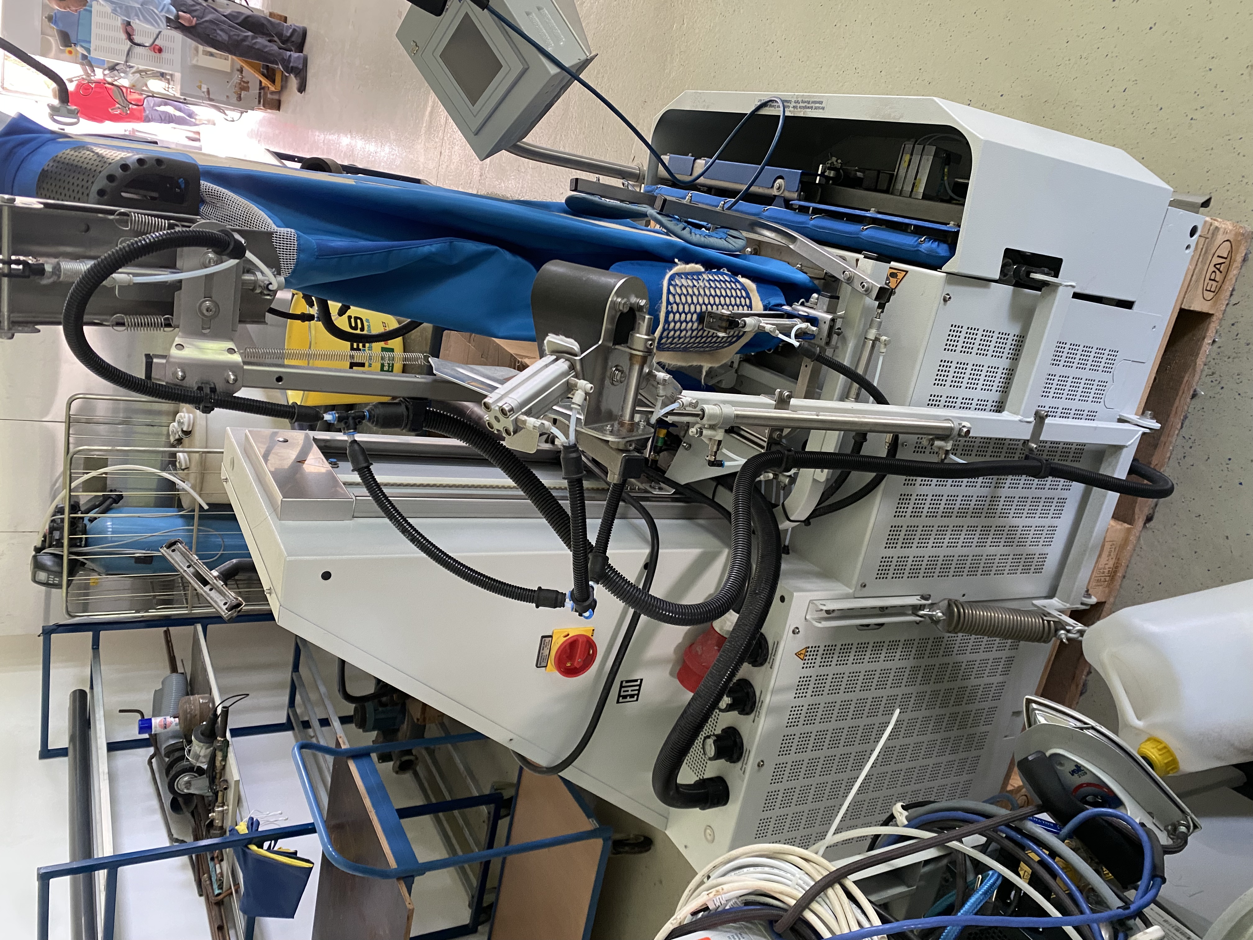 Veit SF26 SL Hemdenfinisher, dampfbeheizt, mit Touch-Steuerung, gebraucht